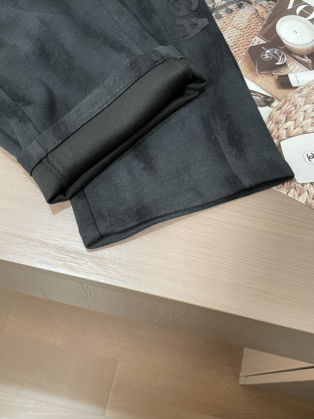 巴黎世家 2025秋冬新款休闲裤！官网同步发售。品牌经典LOGO休闲裤 ，定制面料，舒适度极好，手触感强