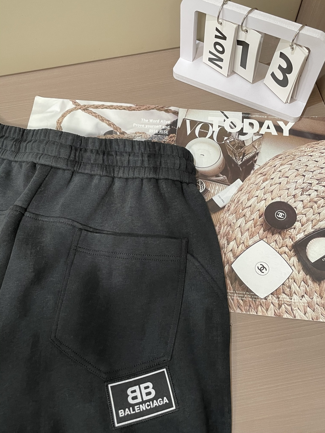 巴黎世家 2025秋冬新款休闲裤！官网同步发售。品牌经典LOGO休闲裤 ，定制面料，舒适度极好，手触感强