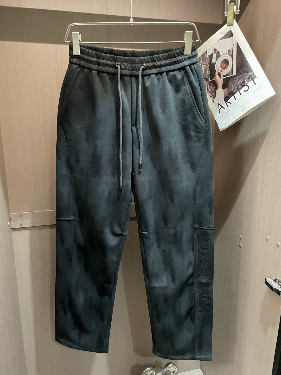 巴黎世家 2025秋冬新款休闲裤！官网同步发售。品牌经典LOGO休闲裤 ，定制面料，舒适度极好，手触感强