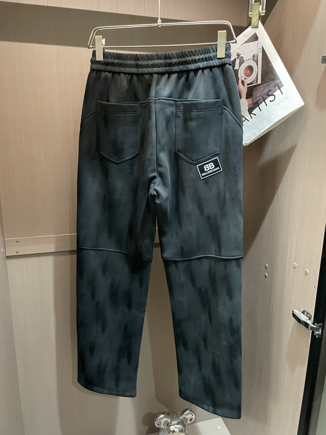 巴黎世家 2025秋冬新款休闲裤！官网同步发售。品牌经典LOGO休闲裤 ，定制面料，舒适度极好，手触感强