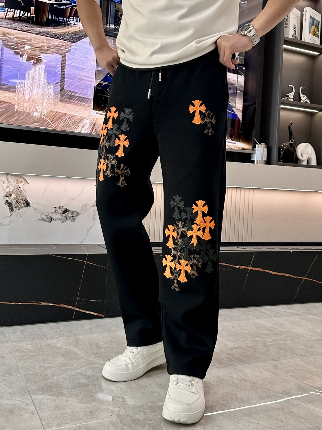 克罗心 2025秋冬新款休闲裤！官网同步发售。品牌经典LOGO休闲裤 ，定制面料，舒适度极好，手触感强烈