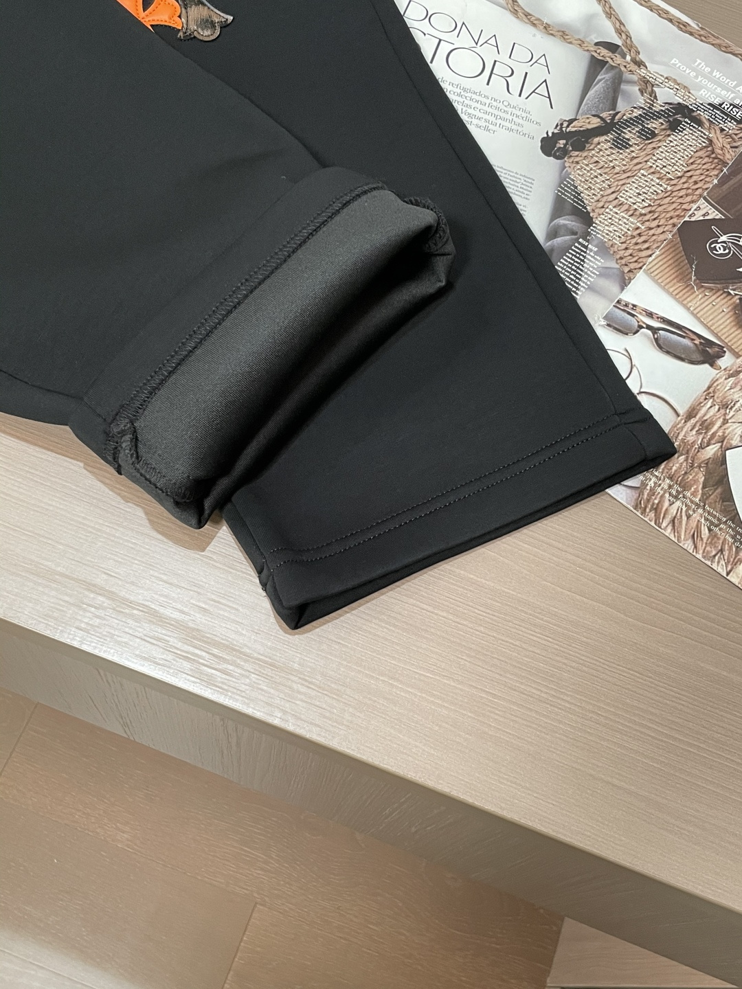 克罗心 2025秋冬新款休闲裤！官网同步发售。品牌经典LOGO休闲裤 ，定制面料，舒适度极好，手触感强烈