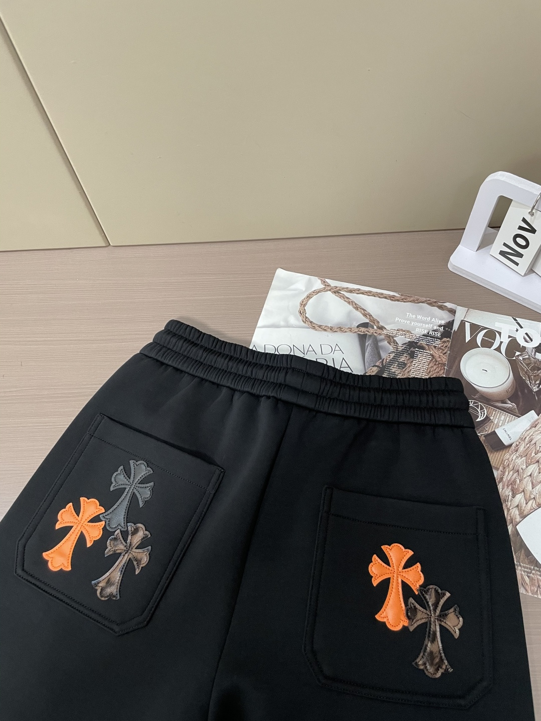 克罗心 2025秋冬新款休闲裤！官网同步发售。品牌经典LOGO休闲裤 ，定制面料，舒适度极好，手触感强烈