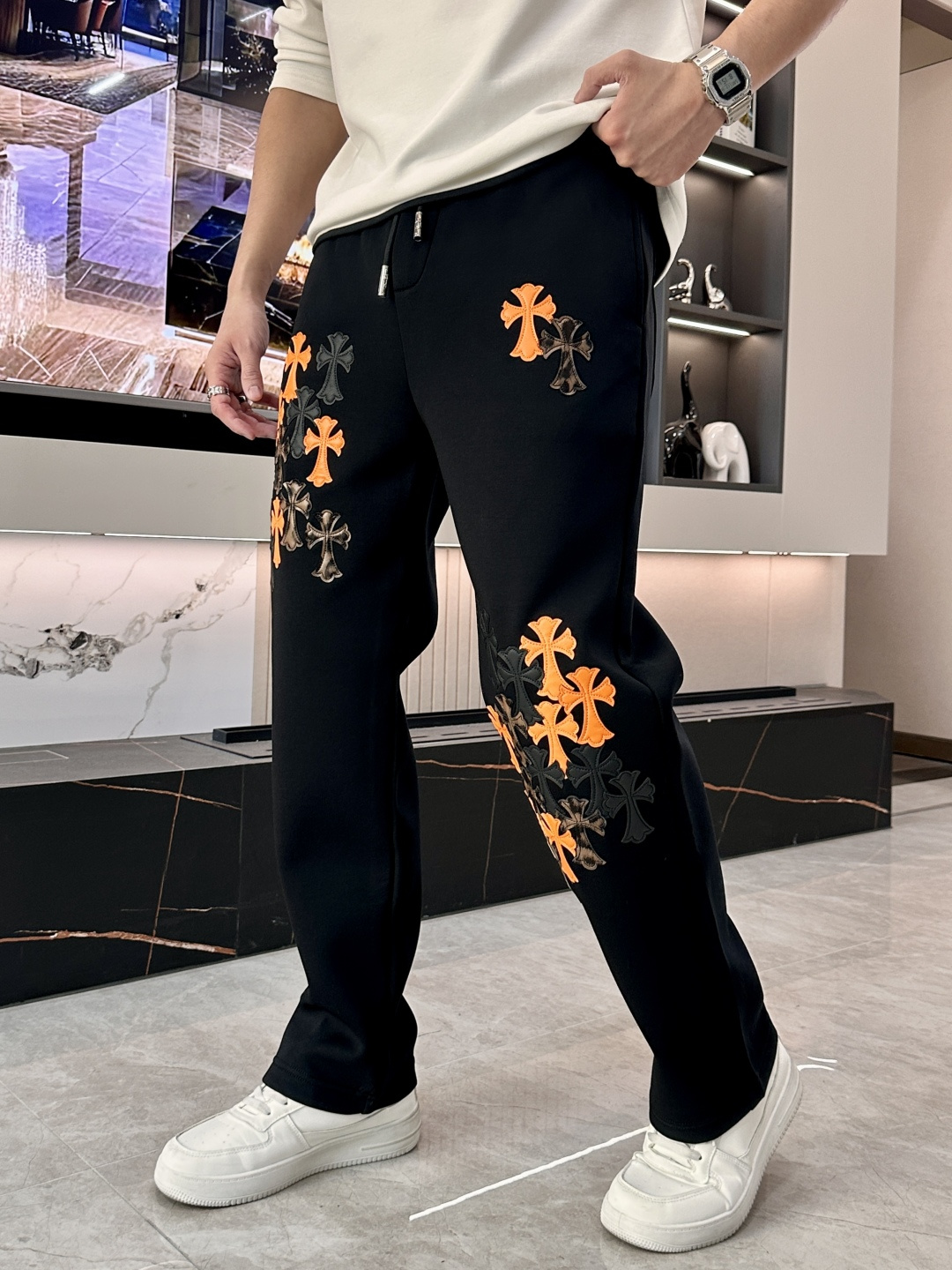 克罗心 2025秋冬新款休闲裤！官网同步发售。品牌经典LOGO休闲裤 ，定制面料，舒适度极好，手触感强烈