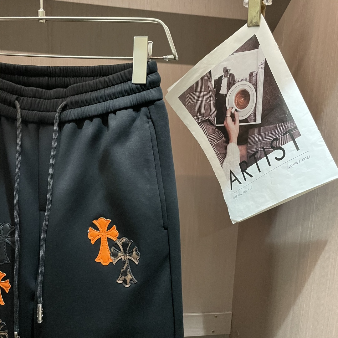 克罗心 2025秋冬新款休闲裤！官网同步发售。品牌经典LOGO休闲裤 ，定制面料，舒适度极好，手触感强烈