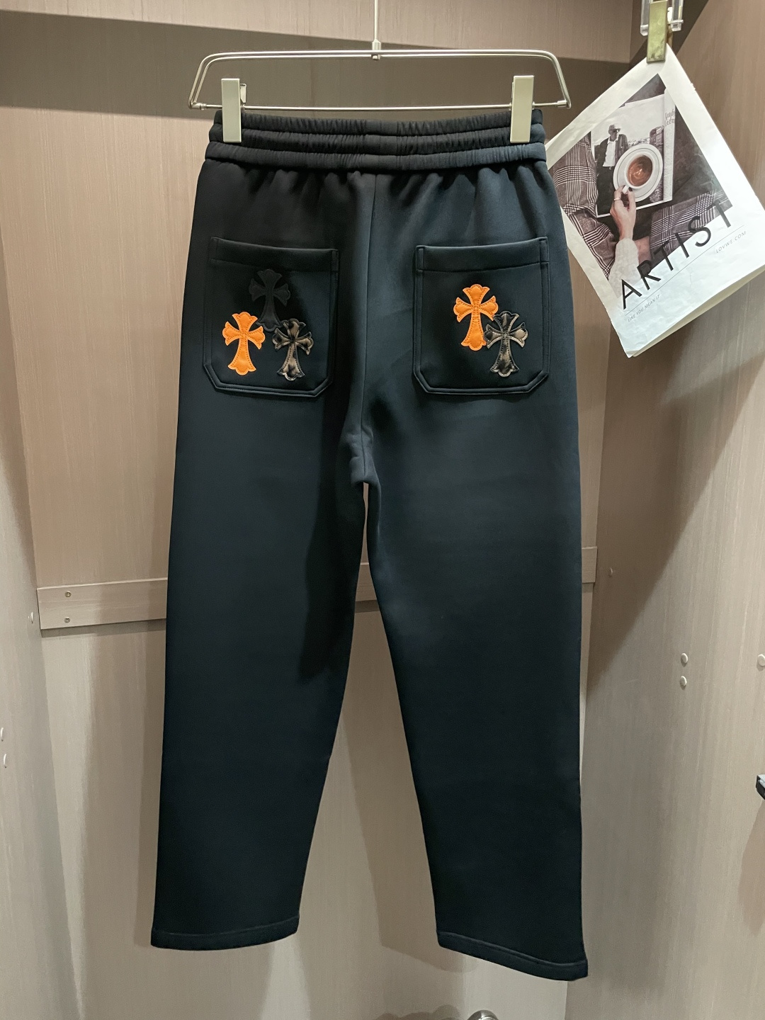 克罗心 2025秋冬新款休闲裤！官网同步发售。品牌经典LOGO休闲裤 ，定制面料，舒适度极好，手触感强烈