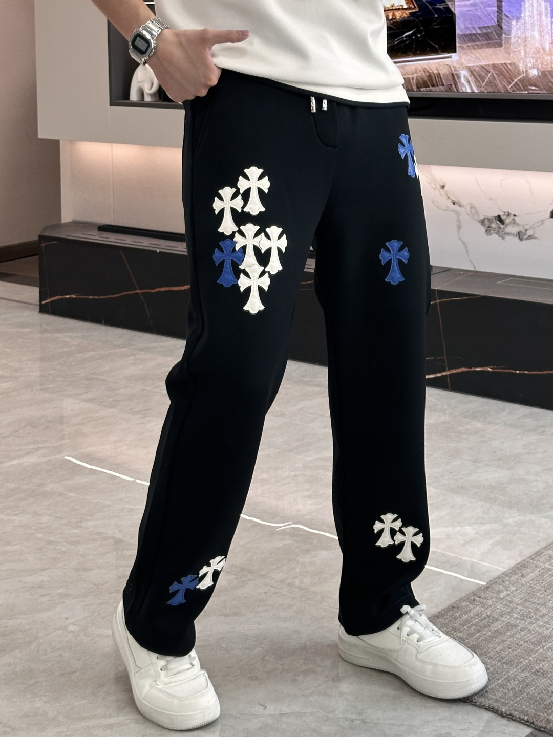 克罗心 2025秋冬新款休闲裤！官网同步发售。品牌经典LOGO休闲裤 ，定制面料，舒适度极好，手触感强烈