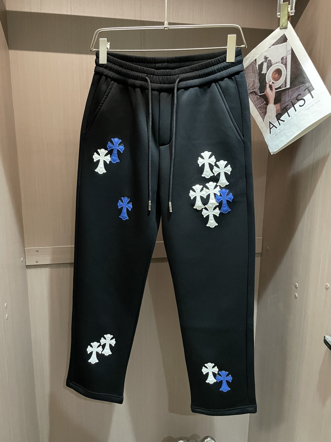 克罗心 2025秋冬新款休闲裤！官网同步发售。品牌经典LOGO休闲裤 ，定制面料，舒适度极好，手触感强烈