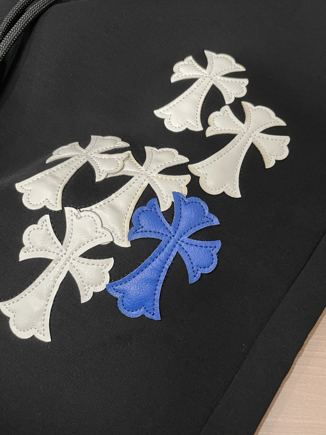 克罗心 2025秋冬新款休闲裤！官网同步发售。品牌经典LOGO休闲裤 ，定制面料，舒适度极好，手触感强烈