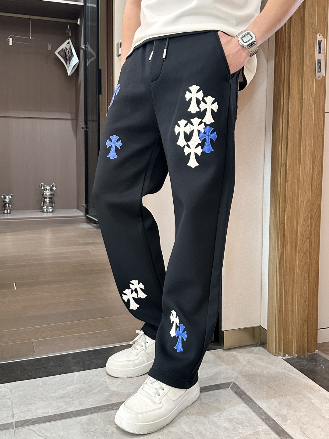 克罗心 2025秋冬新款休闲裤！官网同步发售。品牌经典LOGO休闲裤 ，定制面料，舒适度极好，手触感强烈