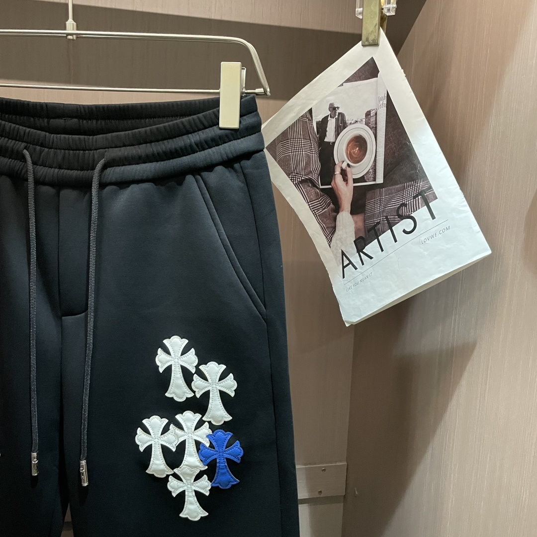 克罗心 2025秋冬新款休闲裤！官网同步发售。品牌经典LOGO休闲裤 ，定制面料，舒适度极好，手触感强烈