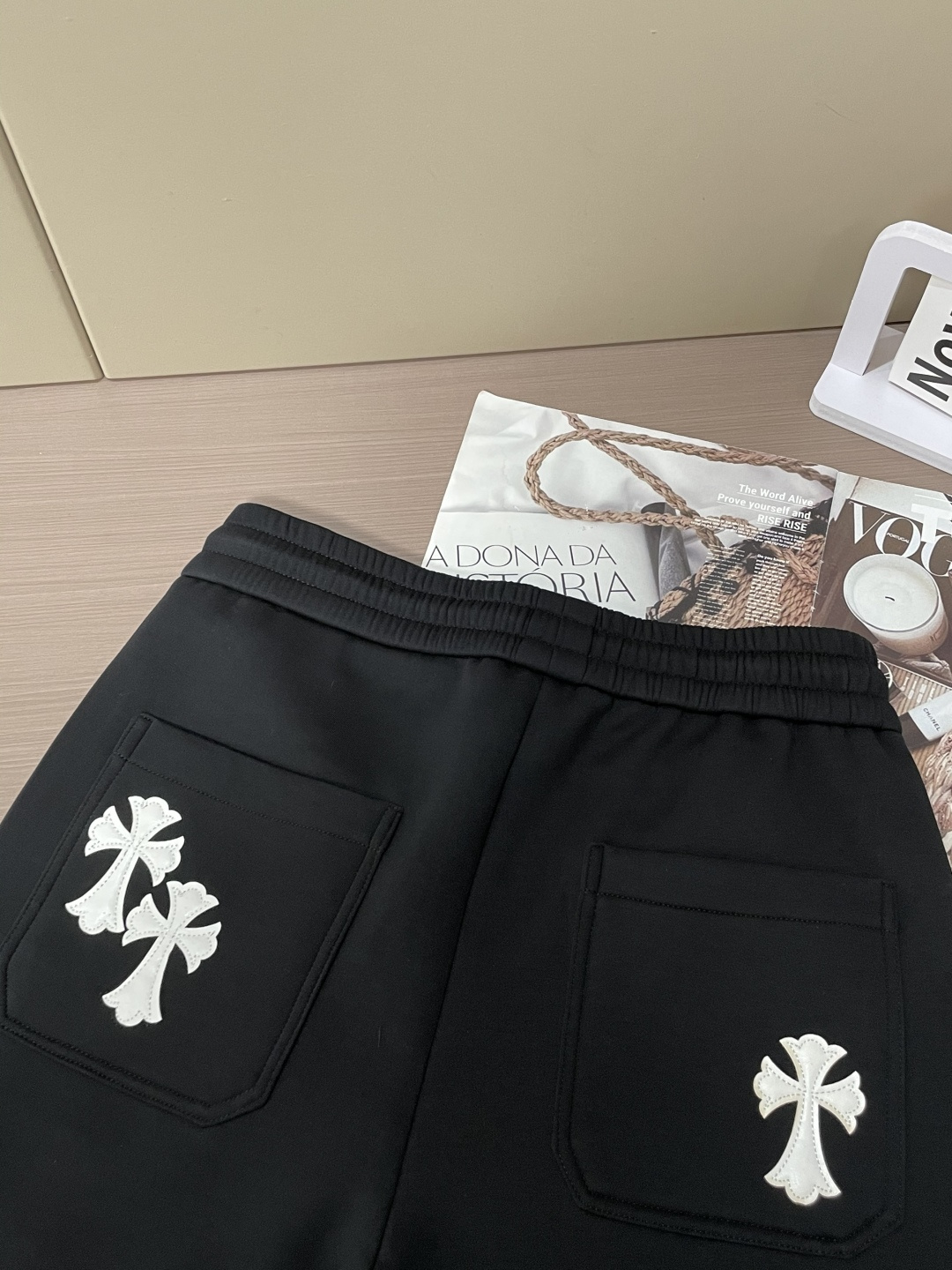 克罗心 2025秋冬新款休闲裤！官网同步发售。品牌经典LOGO休闲裤 ，定制面料，舒适度极好，手触感强烈