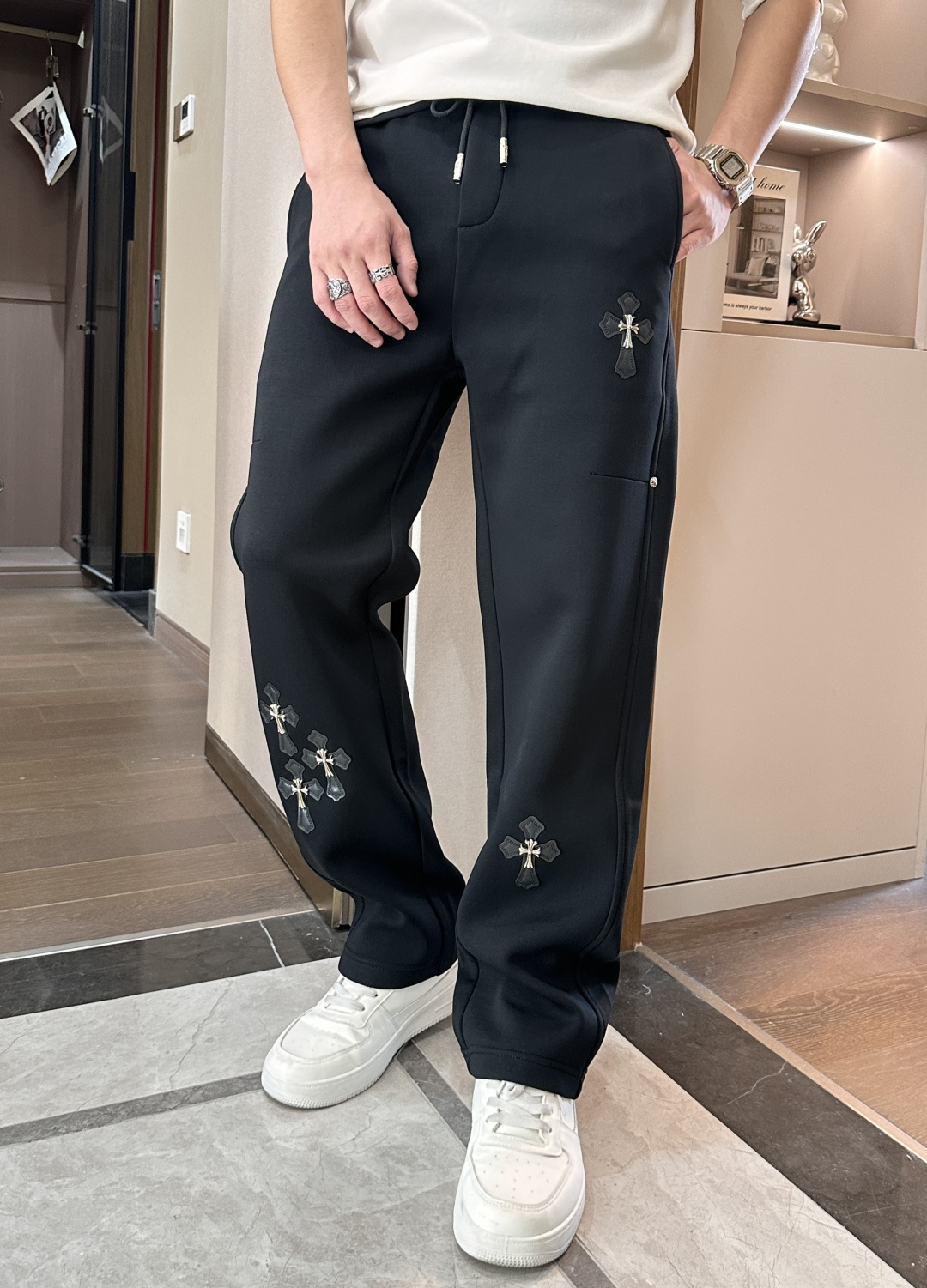 克罗心 2025秋冬新款休闲裤！官网同步发售。品牌经典LOGO休闲裤 ，定制面料，舒适度极好，手触感强烈