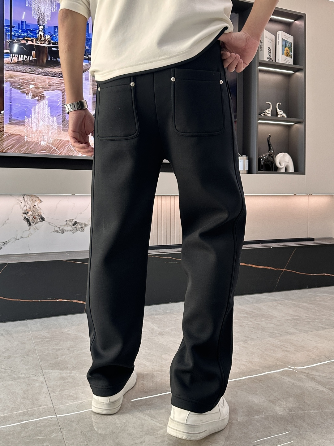 克罗心 2025秋冬新款休闲裤！官网同步发售。品牌经典LOGO休闲裤 ，定制面料，舒适度极好，手触感强烈