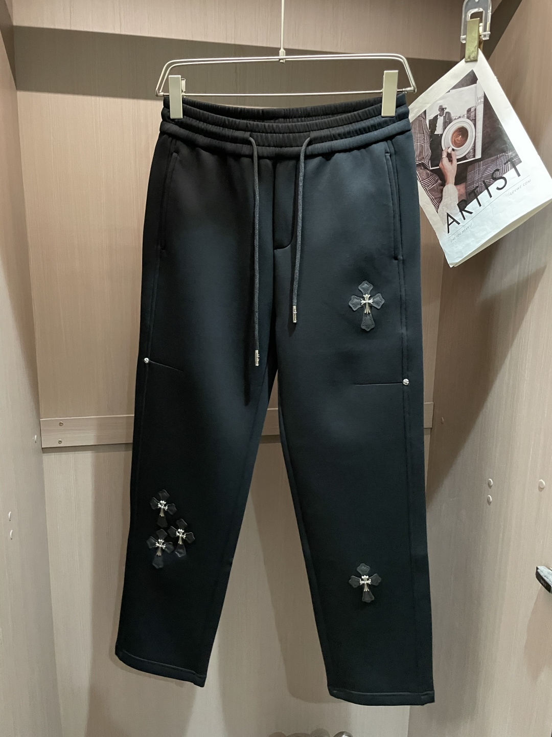 克罗心 2025秋冬新款休闲裤！官网同步发售。品牌经典LOGO休闲裤 ，定制面料，舒适度极好，手触感强烈