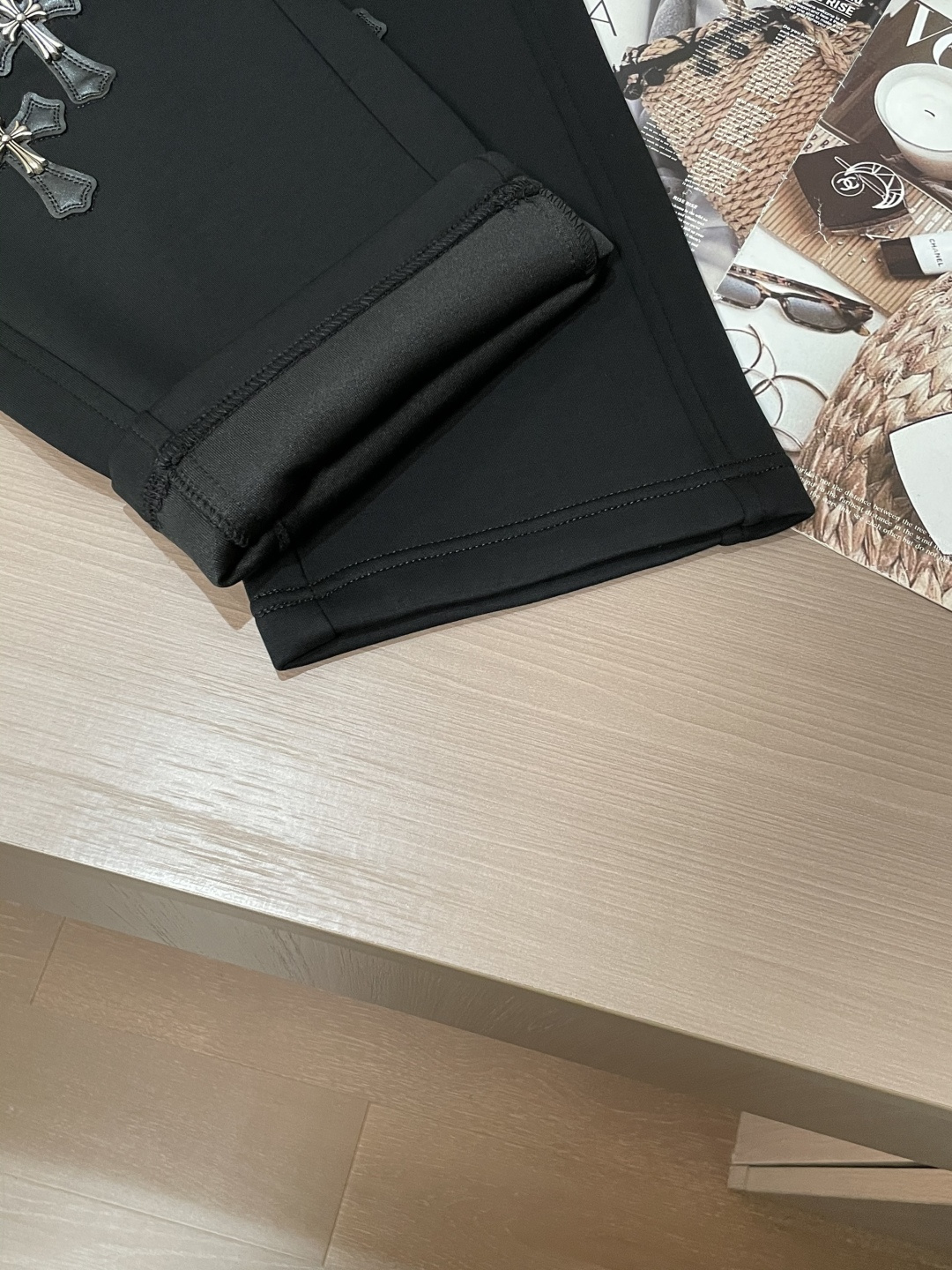 克罗心 2025秋冬新款休闲裤！官网同步发售。品牌经典LOGO休闲裤 ，定制面料，舒适度极好，手触感强烈