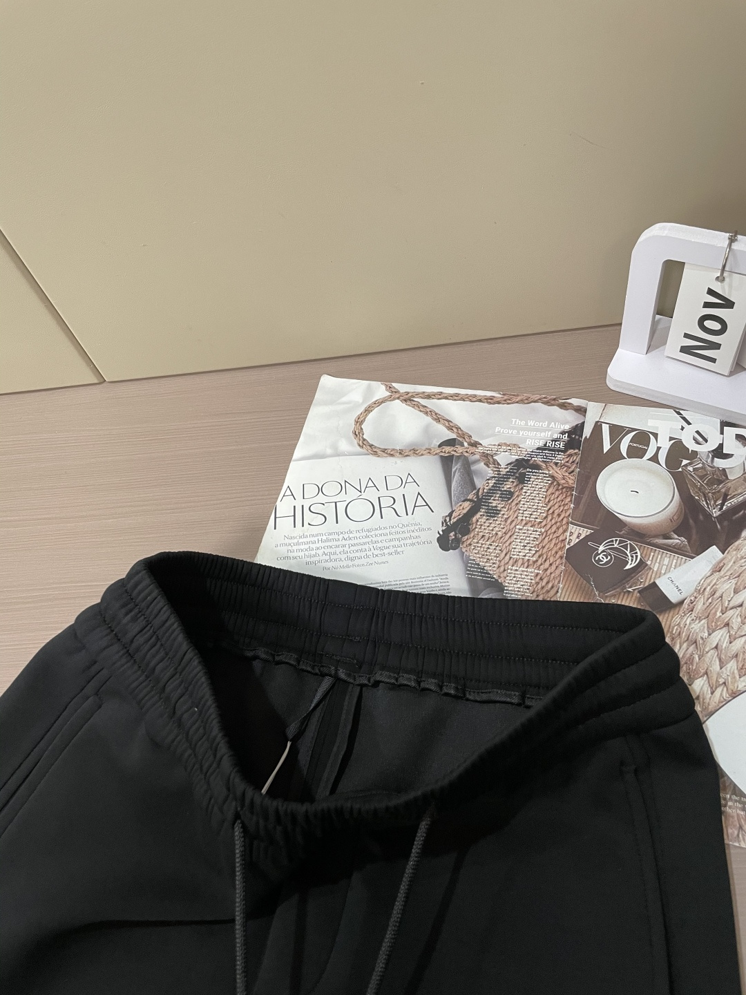 克罗心 2025秋冬新款休闲裤！官网同步发售。品牌经典LOGO休闲裤 ，定制面料，舒适度极好，手触感强烈