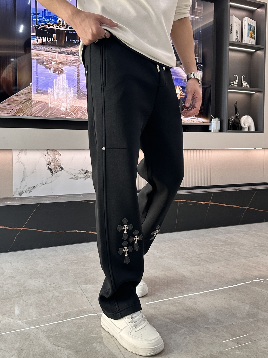 克罗心 2025秋冬新款休闲裤！官网同步发售。品牌经典LOGO休闲裤 ，定制面料，舒适度极好，手触感强烈