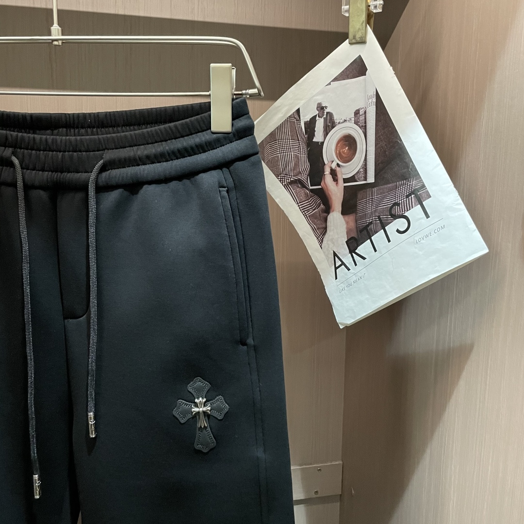 克罗心 2025秋冬新款休闲裤！官网同步发售。品牌经典LOGO休闲裤 ，定制面料，舒适度极好，手触感强烈