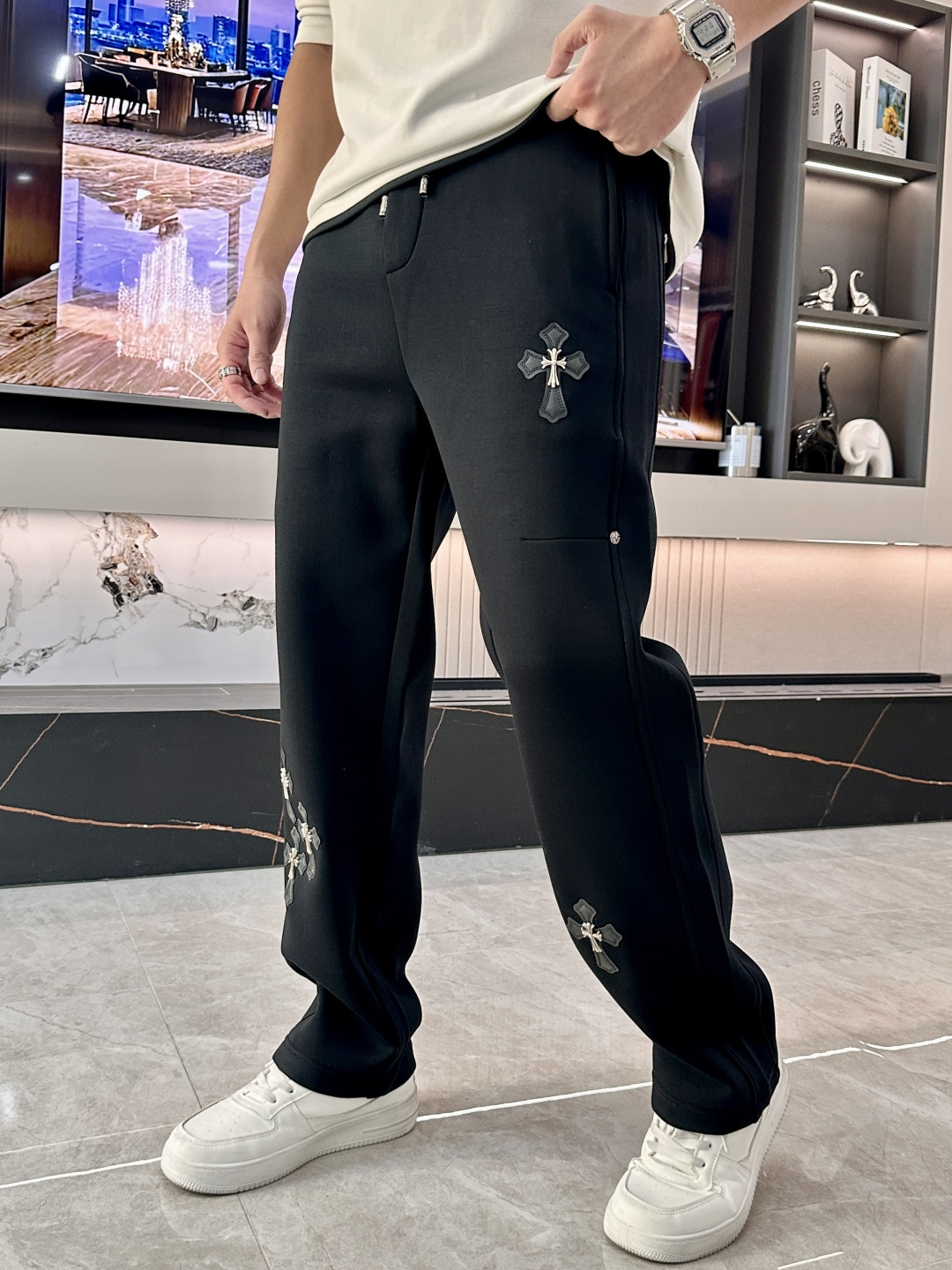 克罗心 2025秋冬新款休闲裤！官网同步发售。品牌经典LOGO休闲裤 ，定制面料，舒适度极好，手触感强烈