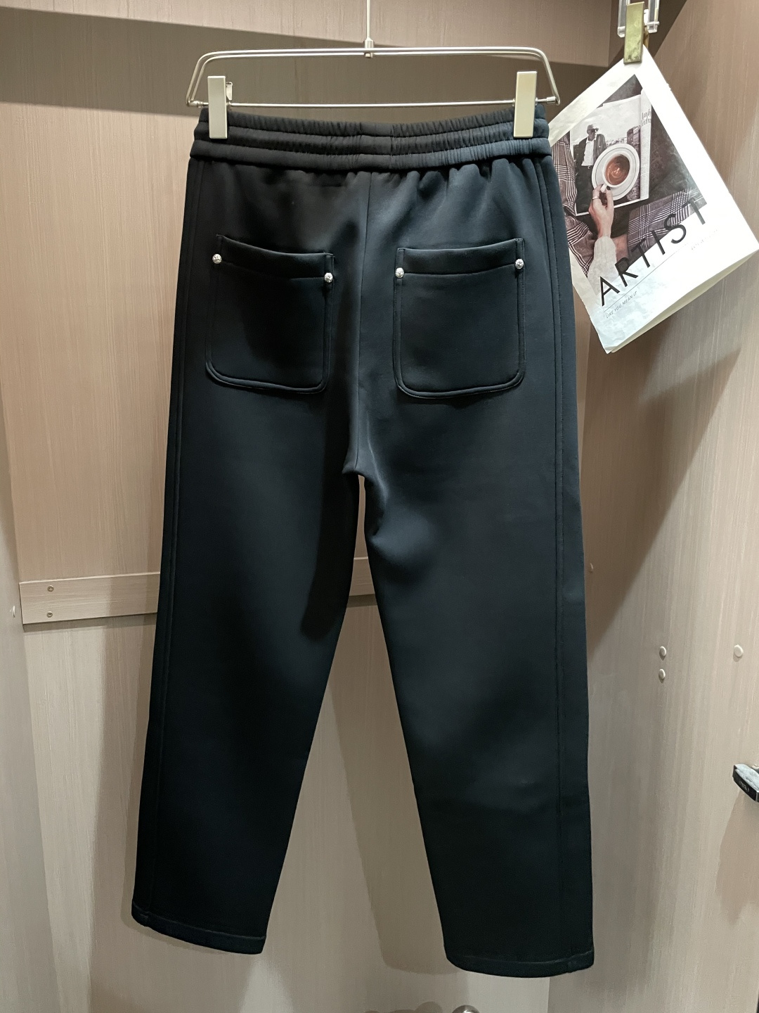 克罗心 2025秋冬新款休闲裤！官网同步发售。品牌经典LOGO休闲裤 ，定制面料，舒适度极好，手触感强烈