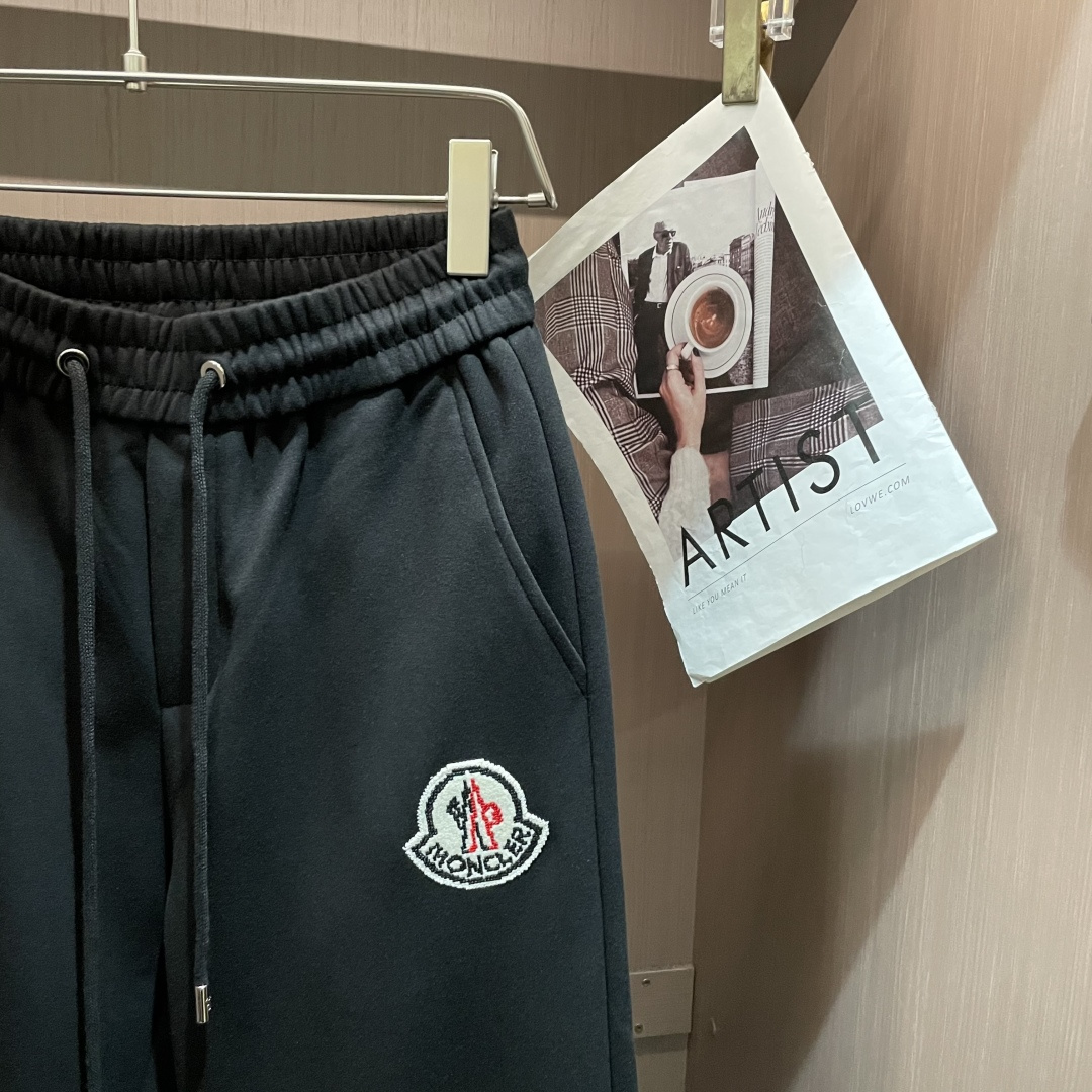 蒙口 2025秋冬新款休闲裤！官网同步发售。品牌经典LOGO休闲裤 ，定制面料，舒适度极好，手触感强烈。