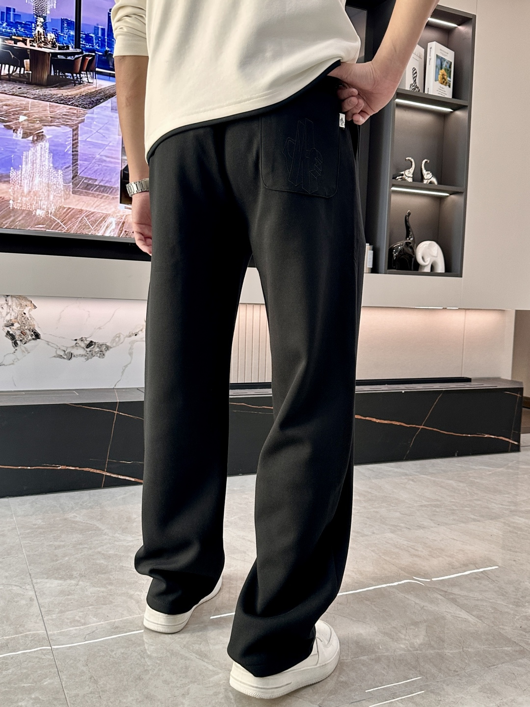 蒙口 2025秋冬新款休闲裤！官网同步发售。品牌经典LOGO休闲裤 ，定制面料，舒适度极好，手触感强烈。