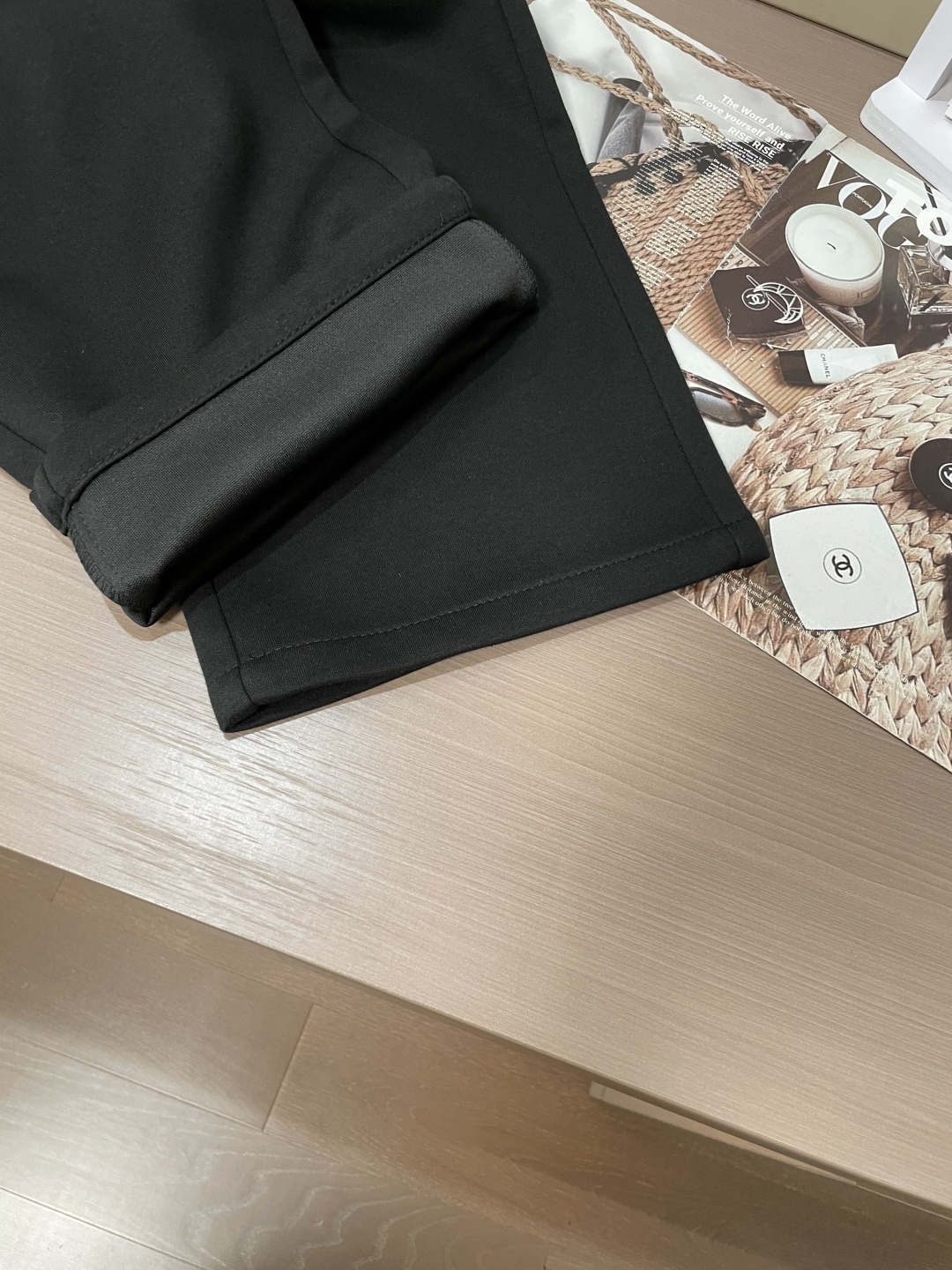 蒙口 2025秋冬新款休闲裤！官网同步发售。品牌经典LOGO休闲裤 ，定制面料，舒适度极好，手触感强烈。