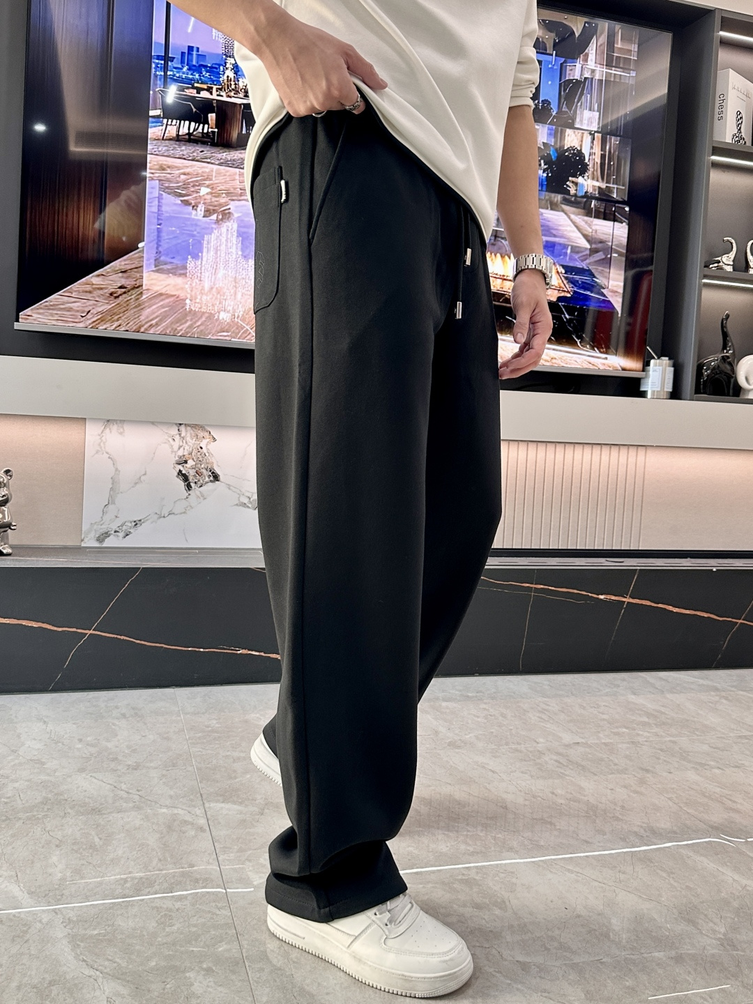 蒙口 2025秋冬新款休闲裤！官网同步发售。品牌经典LOGO休闲裤 ，定制面料，舒适度极好，手触感强烈。