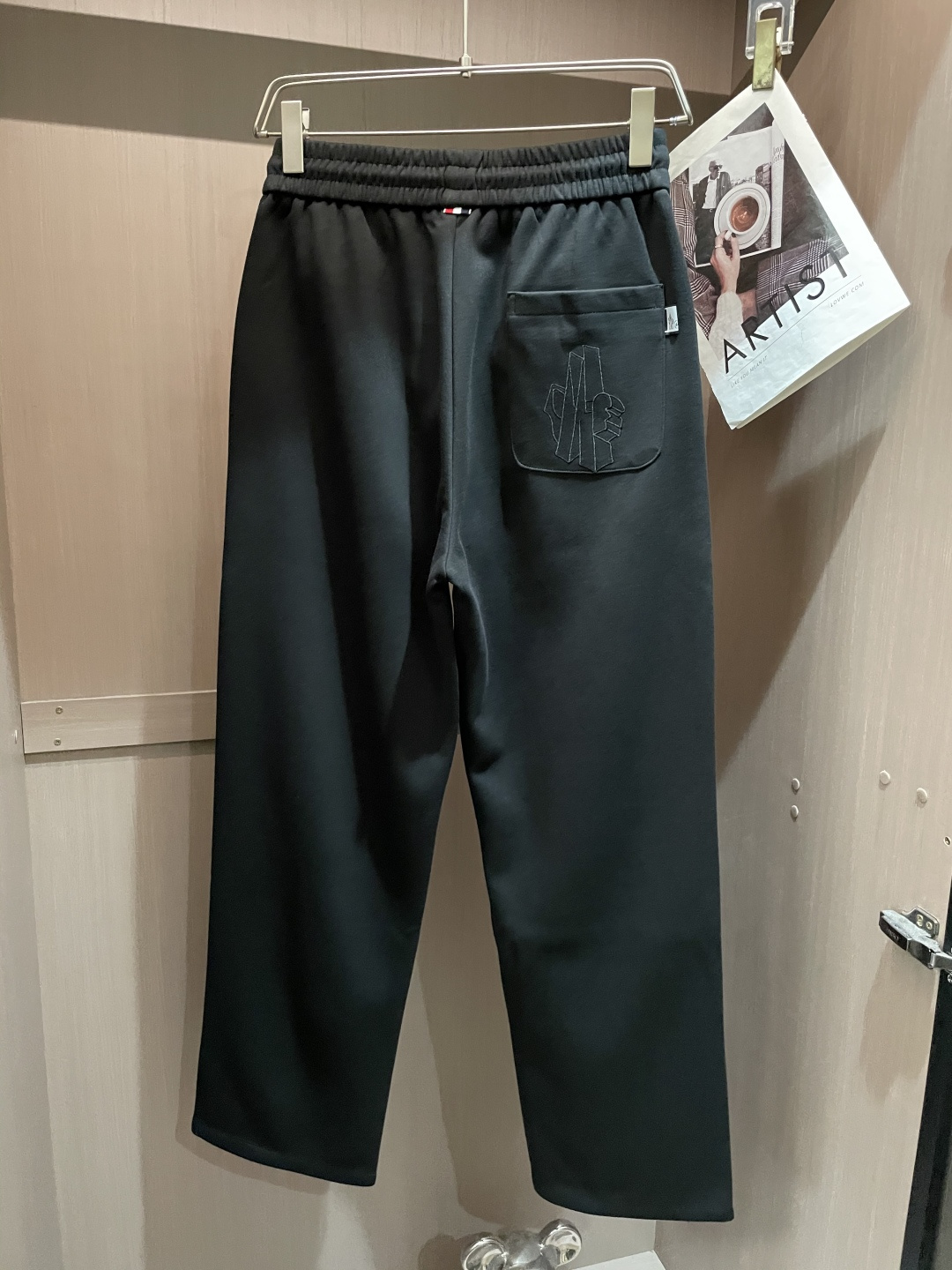 蒙口 2025秋冬新款休闲裤！官网同步发售。品牌经典LOGO休闲裤 ，定制面料，舒适度极好，手触感强烈。