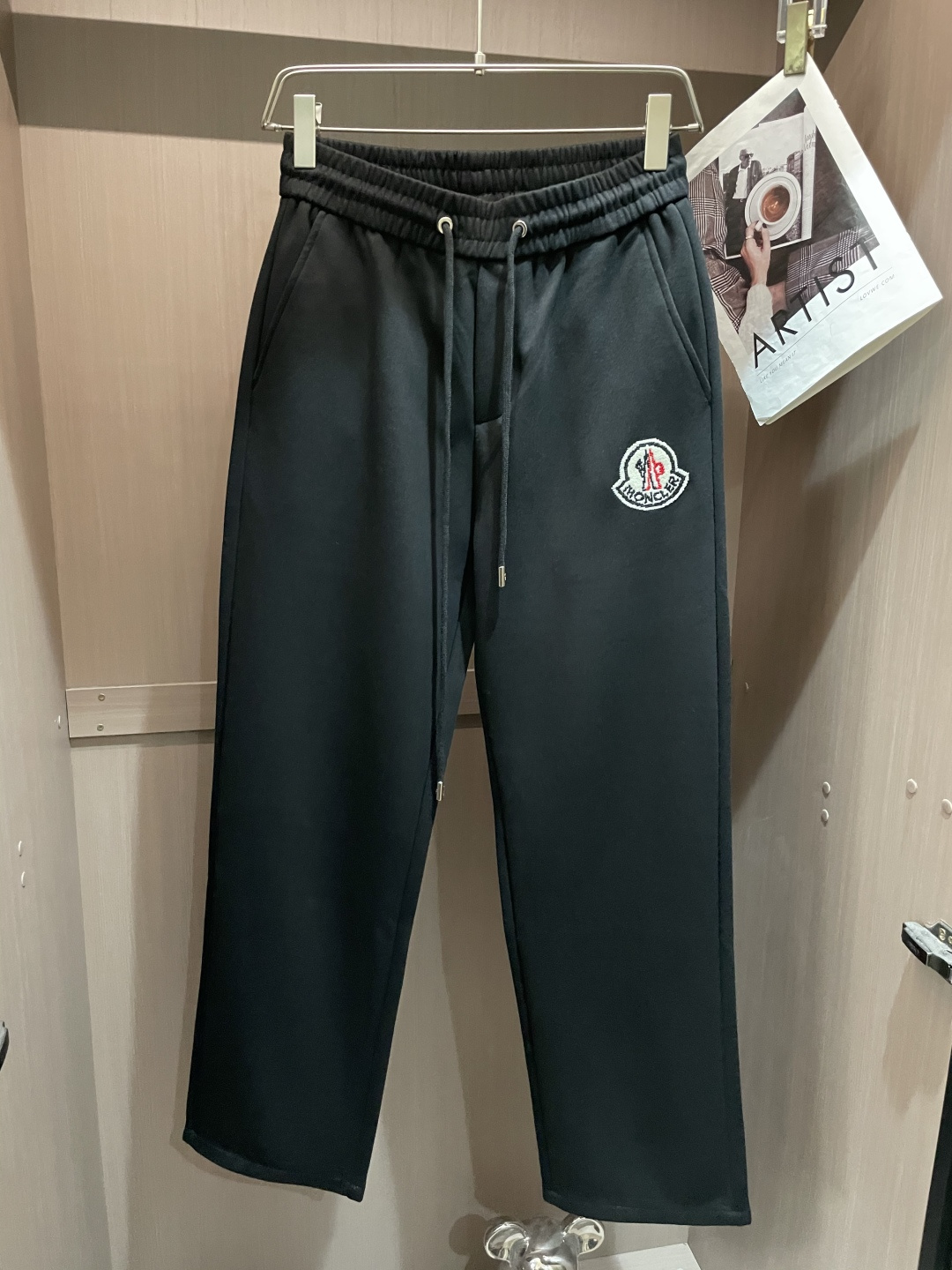 蒙口 2025秋冬新款休闲裤！官网同步发售。品牌经典LOGO休闲裤 ，定制面料，舒适度极好，手触感强烈。
