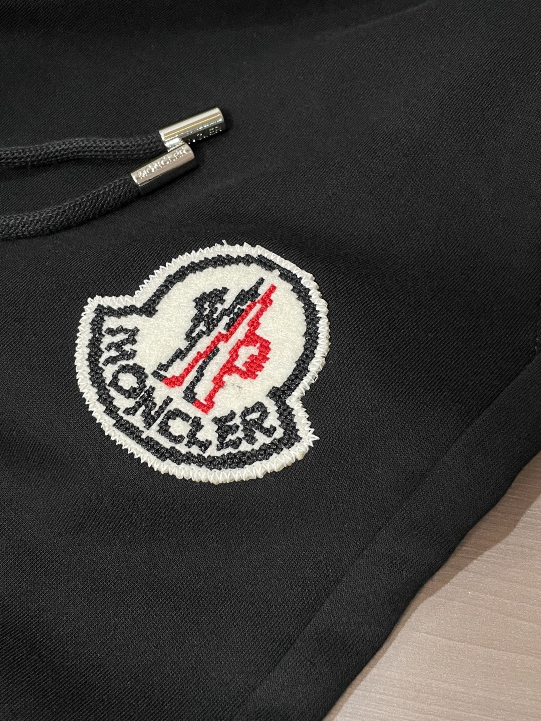 蒙口 2025秋冬新款休闲裤！官网同步发售。品牌经典LOGO休闲裤 ，定制面料，舒适度极好，手触感强烈。