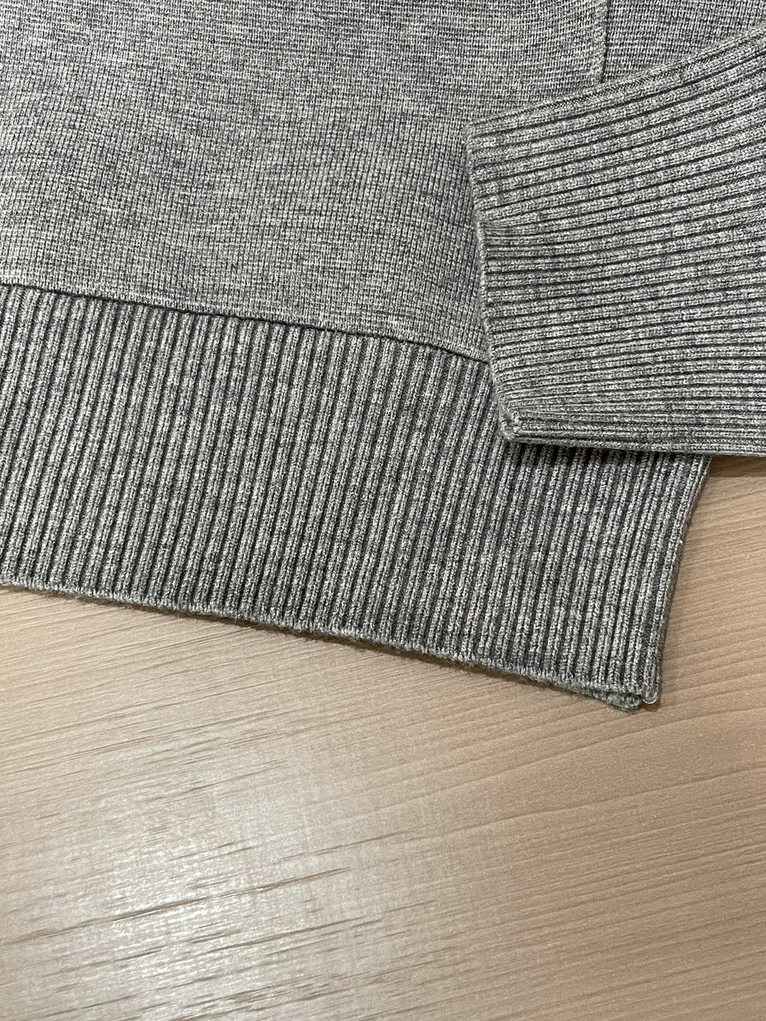 TB 新款开衫针织毛衣！经典永不过时！外观简洁干净，秋日可以单穿，深冬最为内搭！定制进口高支数羊毛混纺面