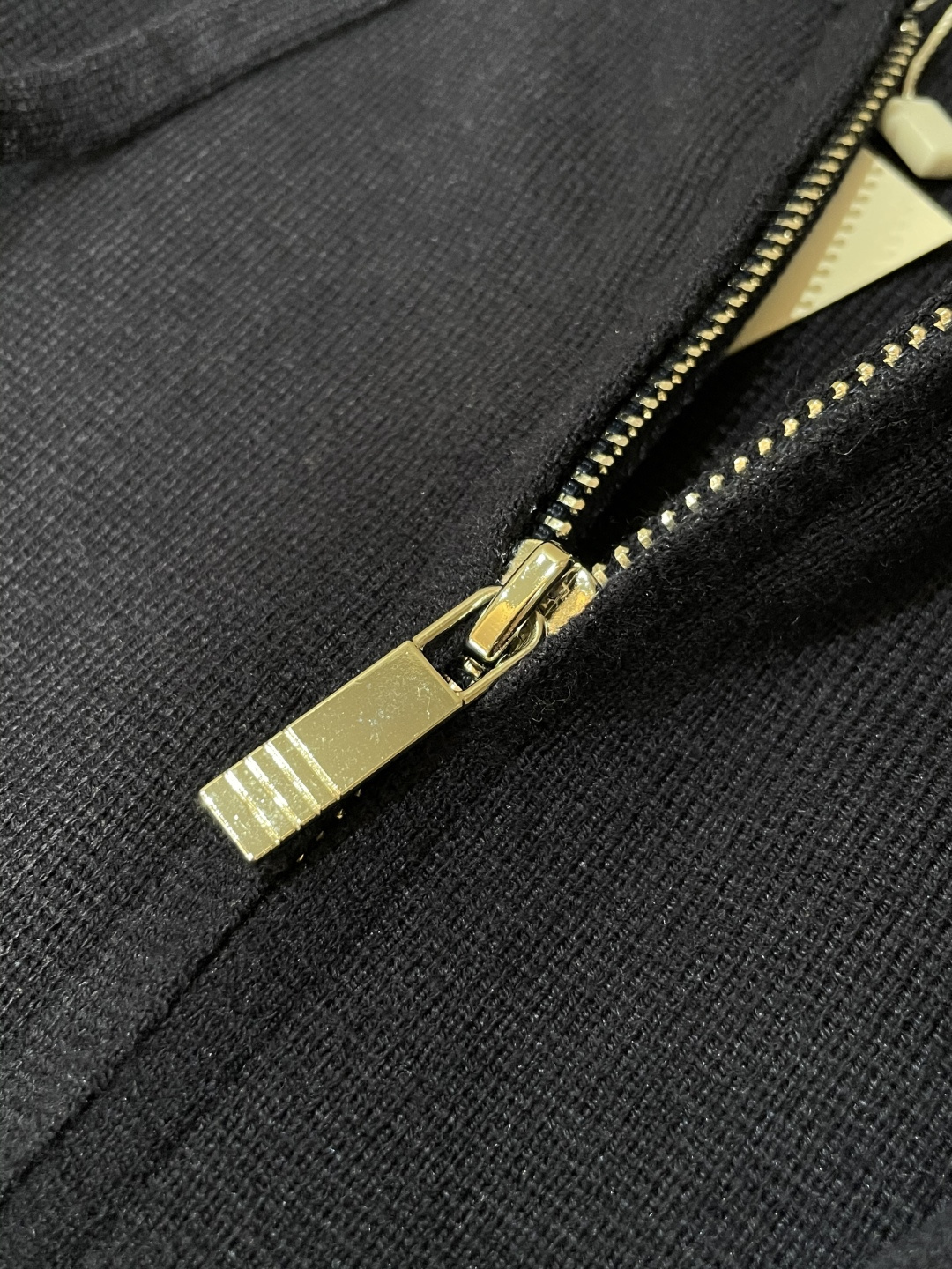 TB 新款开衫针织毛衣！经典永不过时！外观简洁干净，秋日可以单穿，深冬最为内搭！定制进口高支数羊毛混纺面