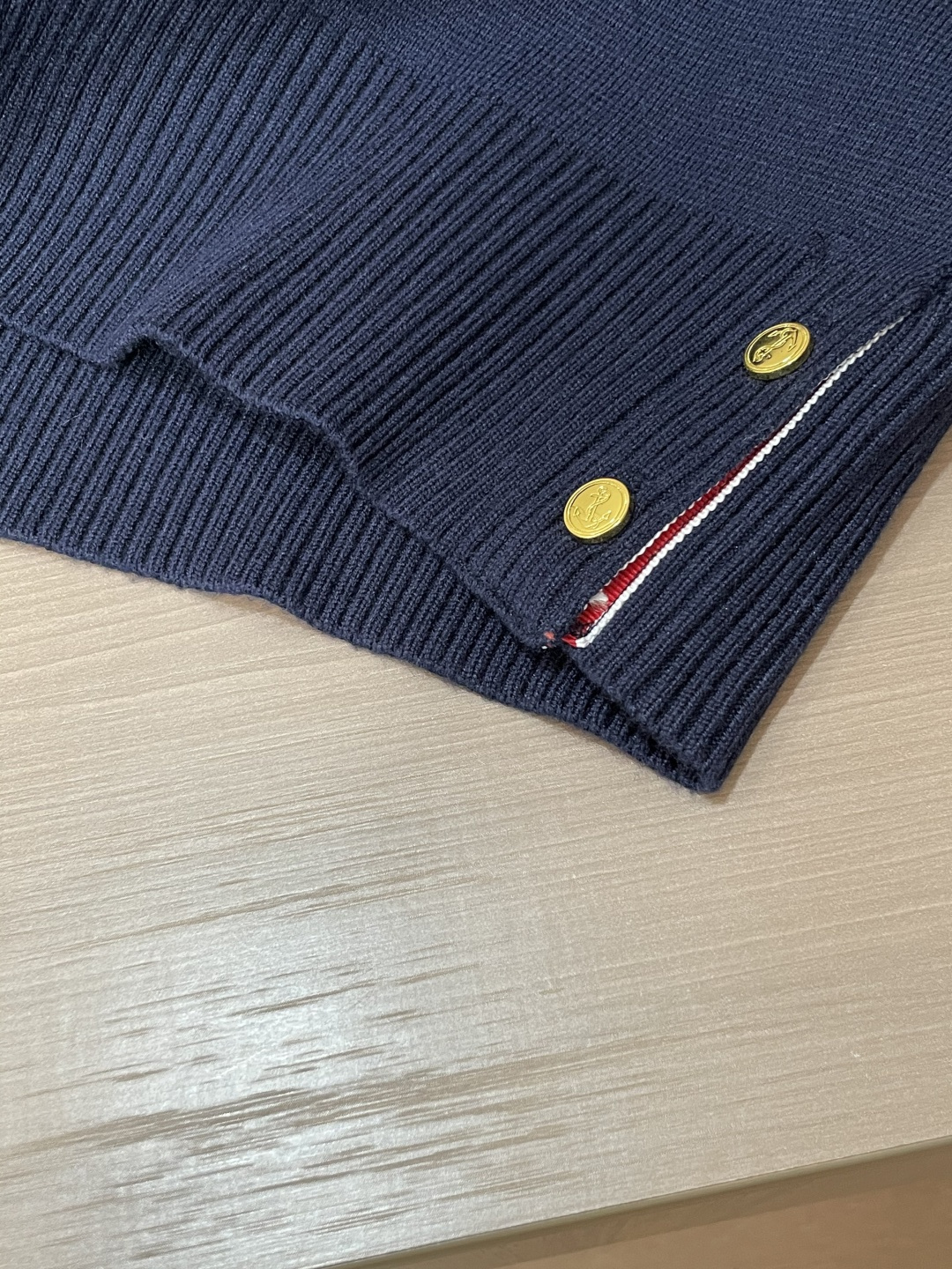 TB 新款开衫针织毛衣！经典永不过时！外观简洁干净，秋日可以单穿，深冬最为内搭！定制进口高支数羊毛混纺面