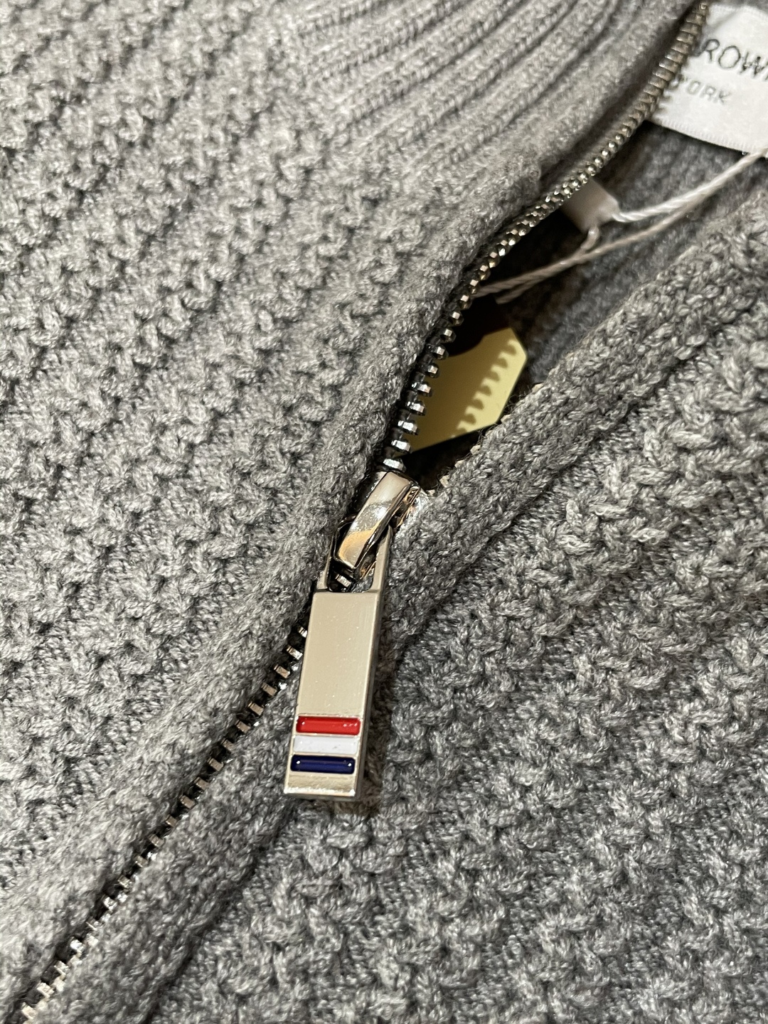 TB 新款针织毛衣！经典永不过时！外观简洁干净，秋日可以单穿，深冬最为内搭！定制进口高支数羊毛混纺面料，