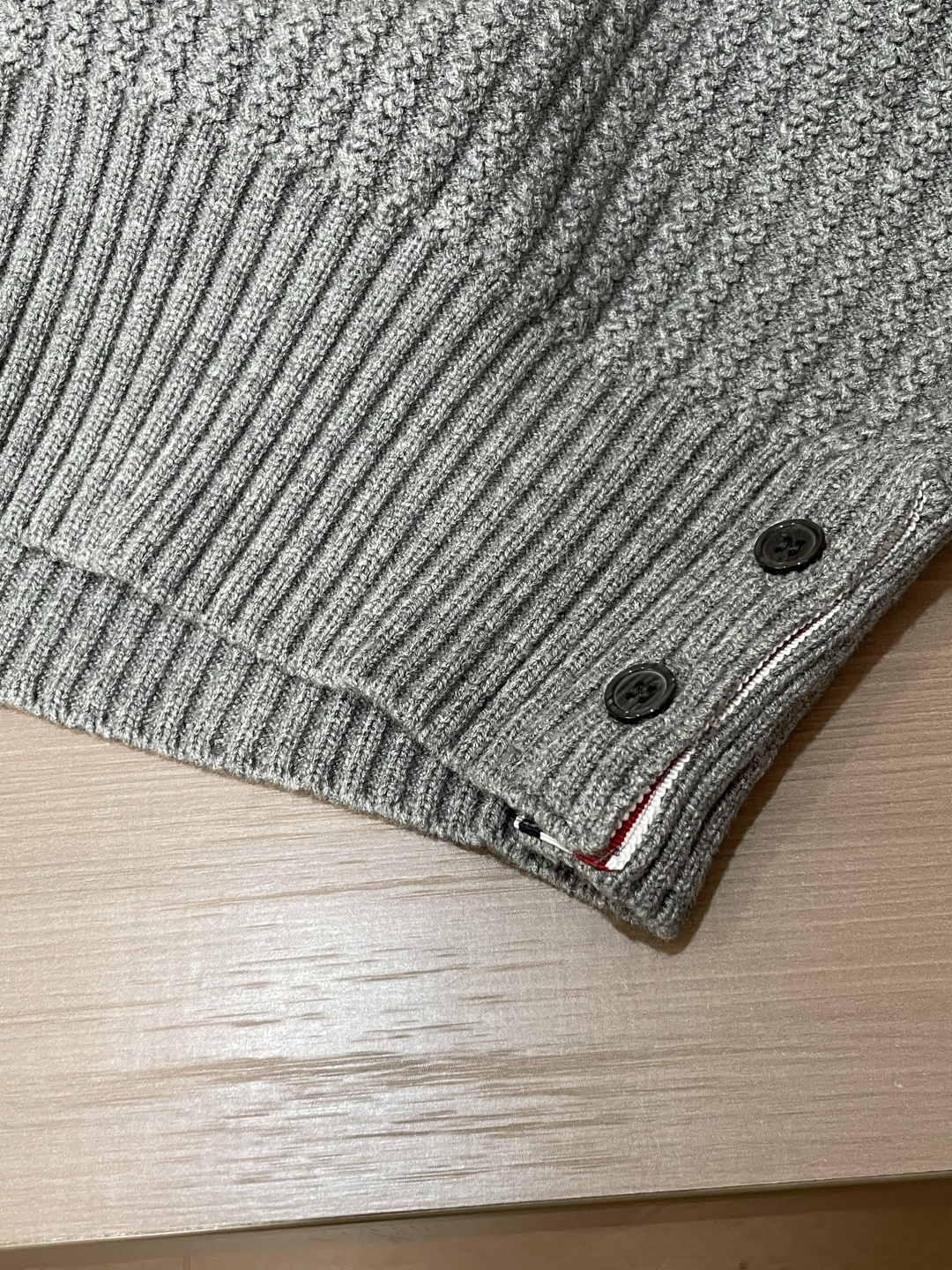 TB 新款针织毛衣！经典永不过时！外观简洁干净，秋日可以单穿，深冬最为内搭！定制进口高支数羊毛混纺面料，