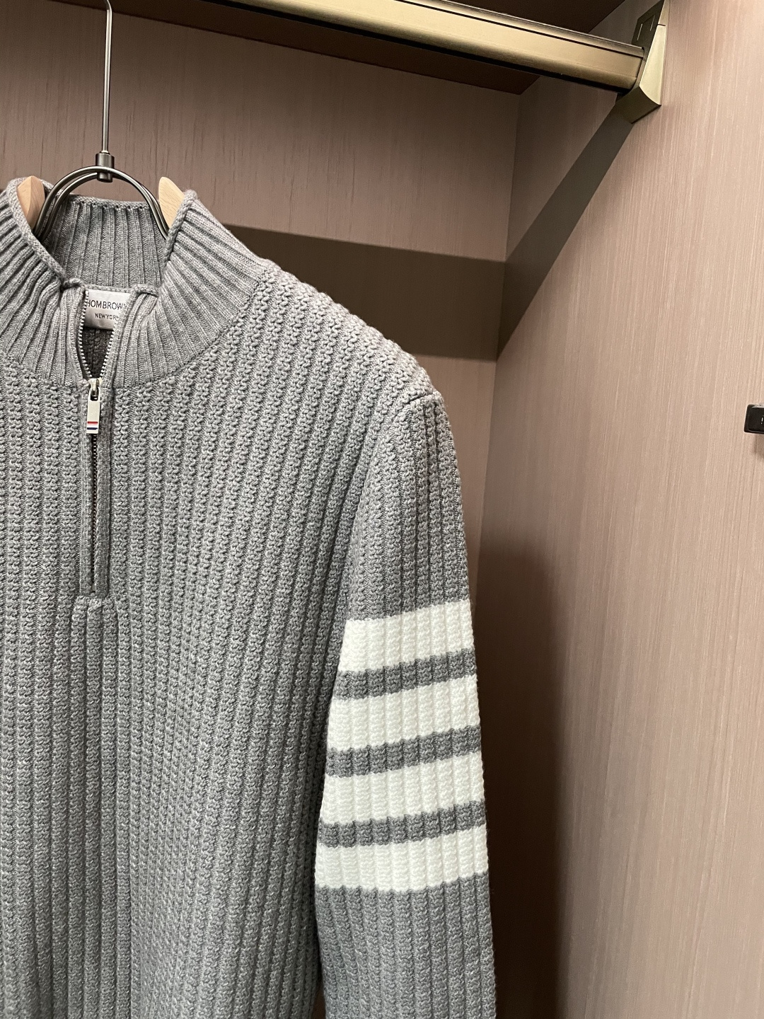 TB 新款针织毛衣！经典永不过时！外观简洁干净，秋日可以单穿，深冬最为内搭！定制进口高支数羊毛混纺面料，