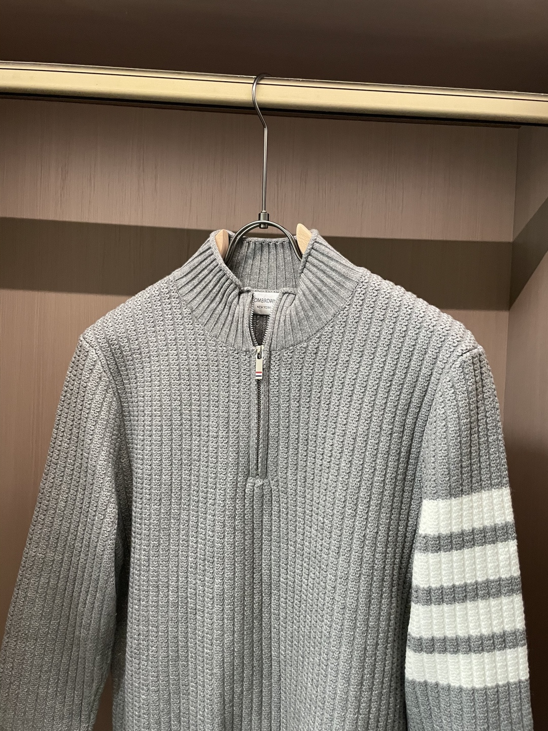 TB 新款针织毛衣！经典永不过时！外观简洁干净，秋日可以单穿，深冬最为内搭！定制进口高支数羊毛混纺面料，