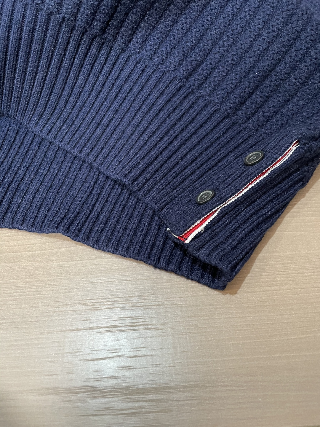 TB 新款针织毛衣！经典永不过时！外观简洁干净，秋日可以单穿，深冬最为内搭！定制进口高支数羊毛混纺面料，