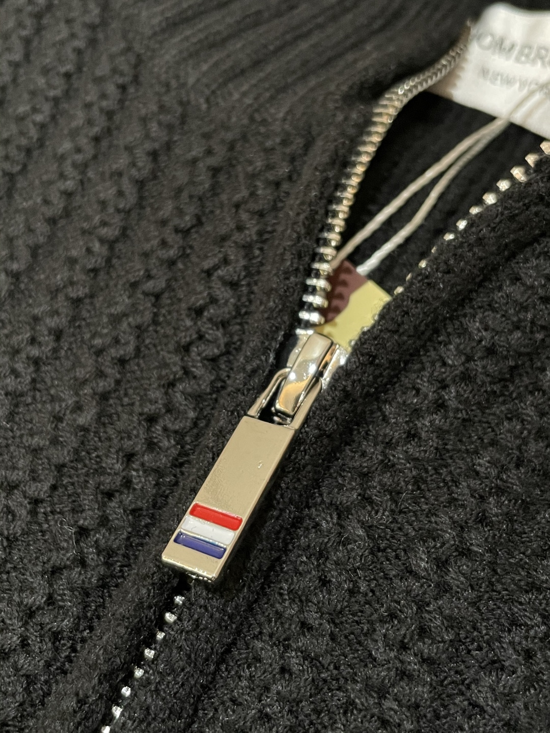 TB 新款针织毛衣！经典永不过时！外观简洁干净，秋日可以单穿，深冬最为内搭！定制进口高支数羊毛混纺面料，