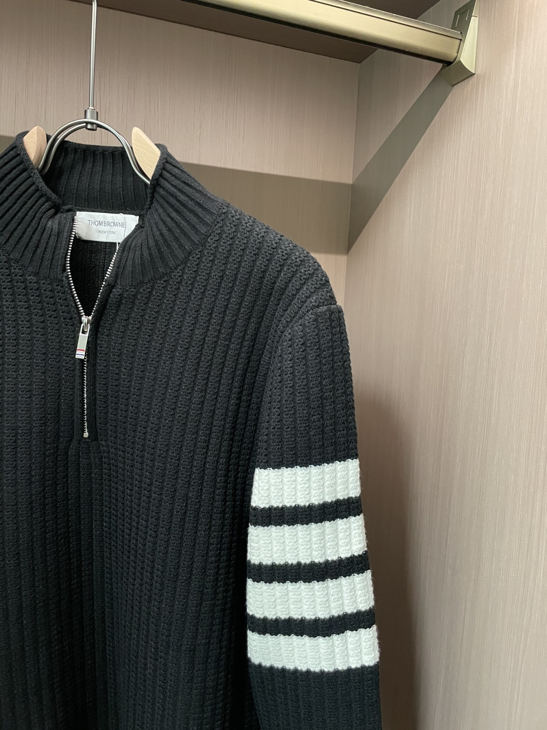 TB 新款针织毛衣！经典永不过时！外观简洁干净，秋日可以单穿，深冬最为内搭！定制进口高支数羊毛混纺面料，