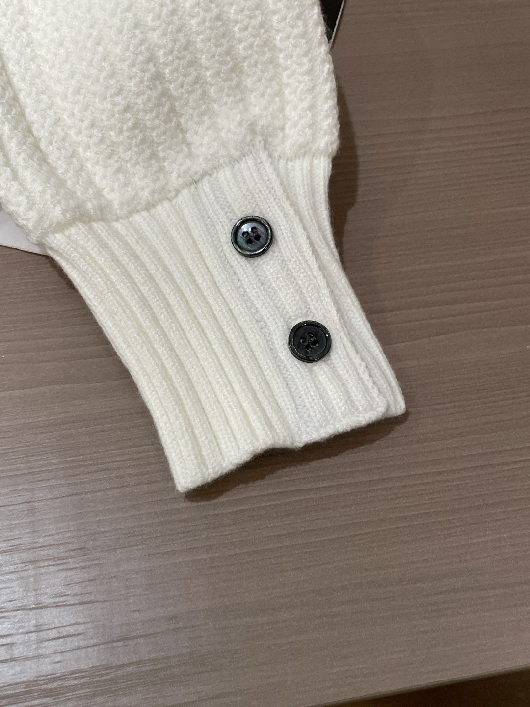 TB 新款针织毛衣！经典永不过时！外观简洁干净，秋日可以单穿，深冬最为内搭！定制进口高支数羊毛混纺面料，