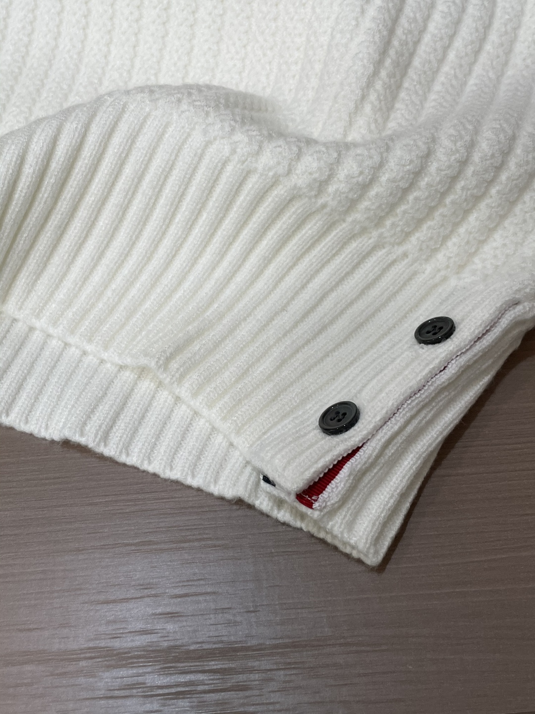 TB 新款针织毛衣！经典永不过时！外观简洁干净，秋日可以单穿，深冬最为内搭！定制进口高支数羊毛混纺面料，