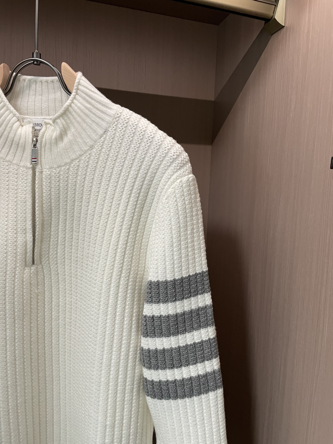 TB 新款针织毛衣！经典永不过时！外观简洁干净，秋日可以单穿，深冬最为内搭！定制进口高支数羊毛混纺面料，