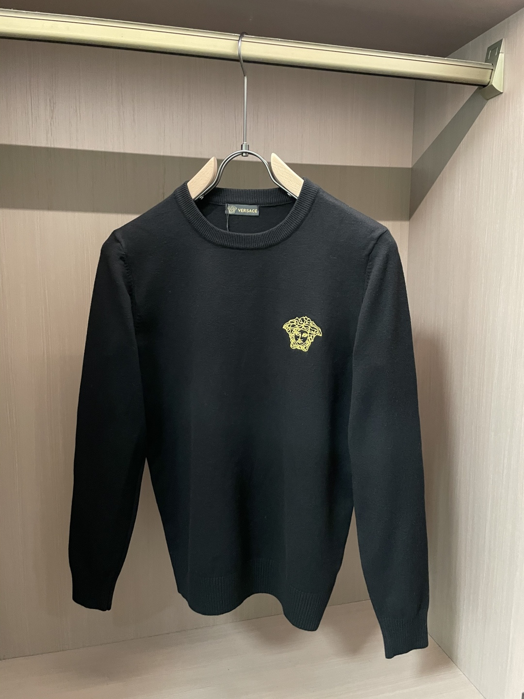 范思哲 重磅推荐！2025aw秋冬新款 专柜同步 时尚经典针织衫 秋冬必备款 采用针织衫加厚毛衣，精致简