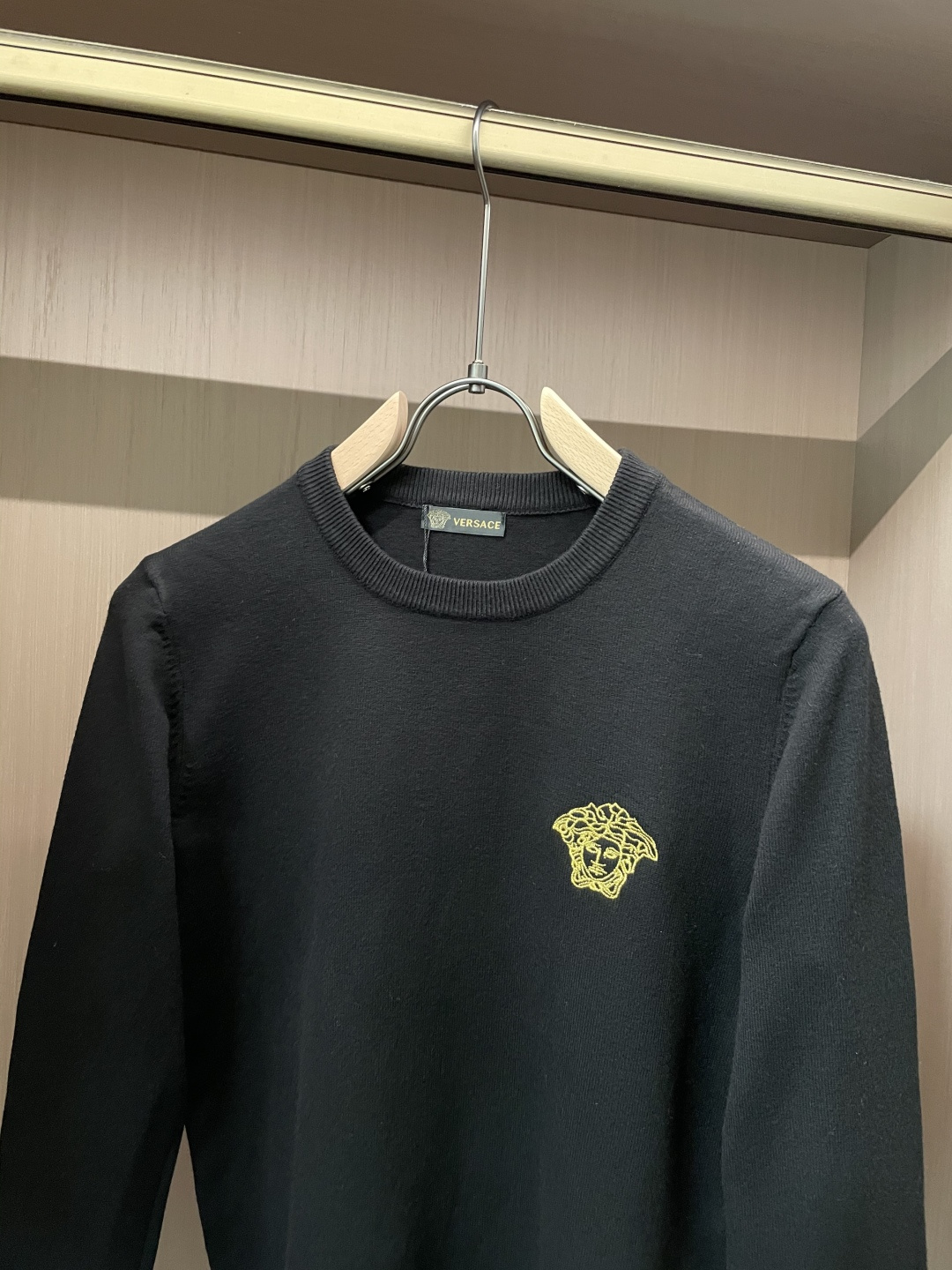 范思哲 重磅推荐！2025aw秋冬新款 专柜同步 时尚经典针织衫 秋冬必备款 采用针织衫加厚毛衣，精致简