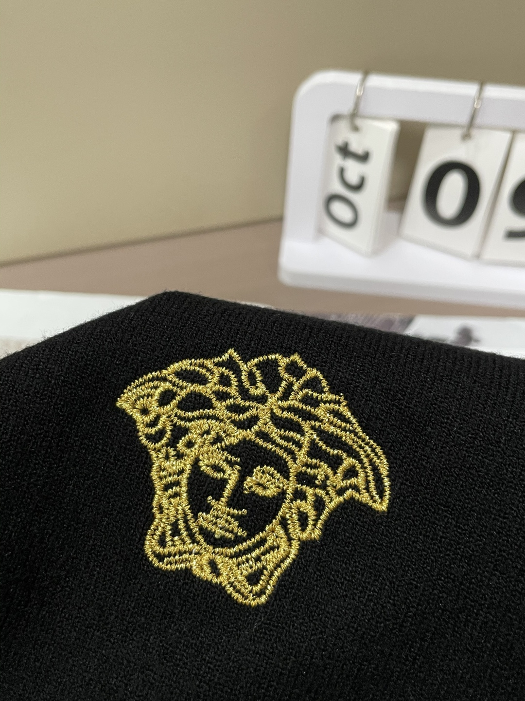 范思哲 重磅推荐！2025aw秋冬新款 专柜同步 时尚经典针织衫 秋冬必备款 采用针织衫加厚毛衣，精致简