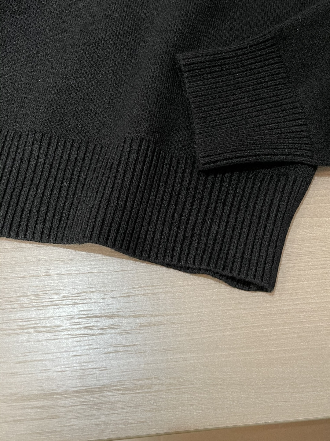 范思哲 重磅推荐！2025aw秋冬新款 专柜同步 时尚经典针织衫 秋冬必备款 采用针织衫加厚毛衣，精致简