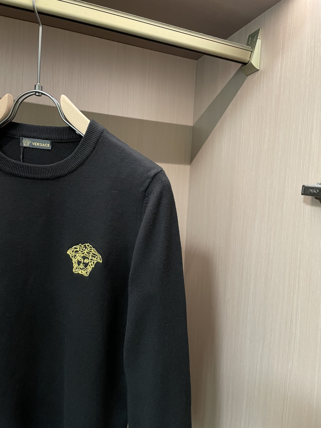 范思哲 重磅推荐！2025aw秋冬新款 专柜同步 时尚经典针织衫 秋冬必备款 采用针织衫加厚毛衣，精致简